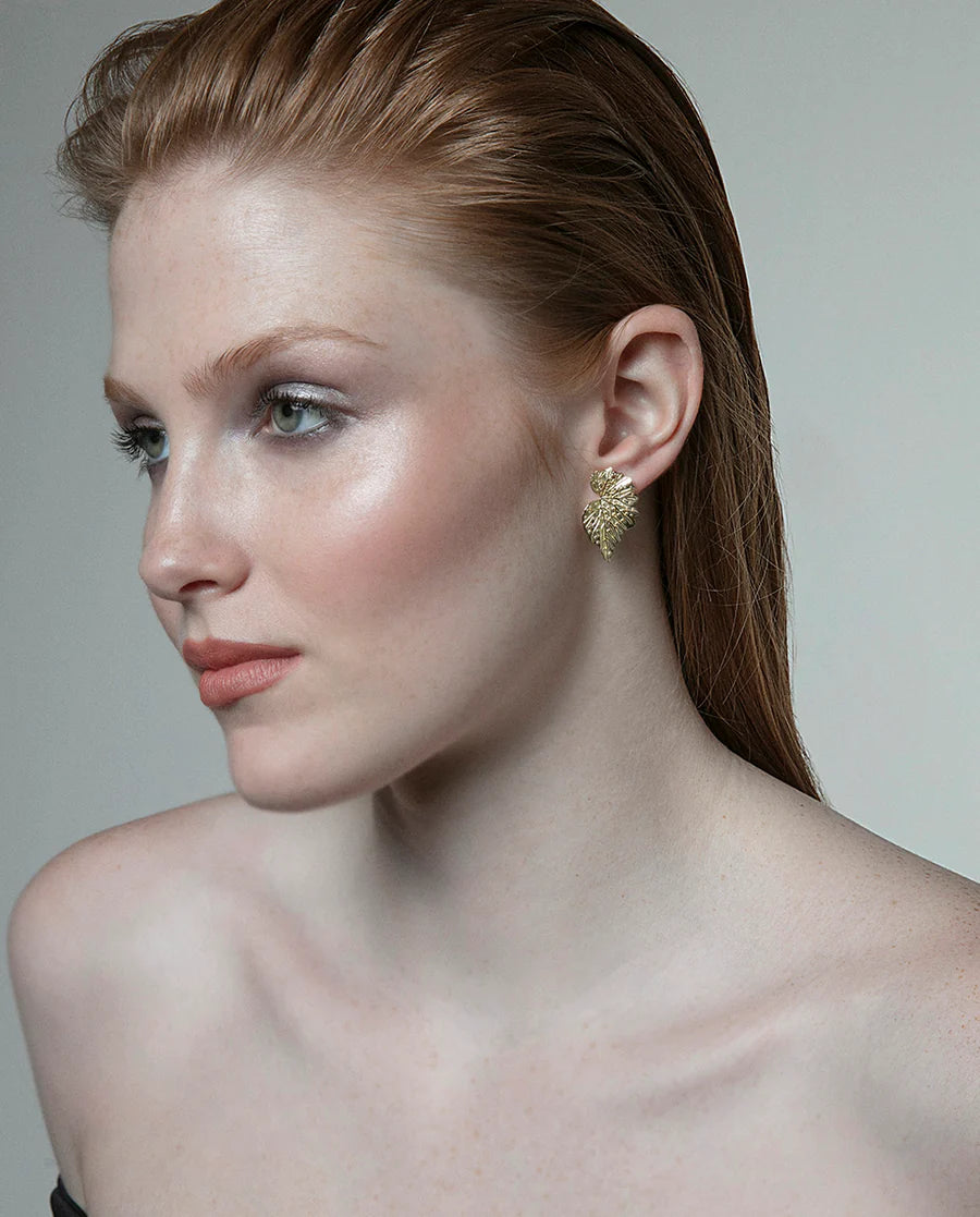 Pendiente de plata de ley con baño de oro y forma de hoja