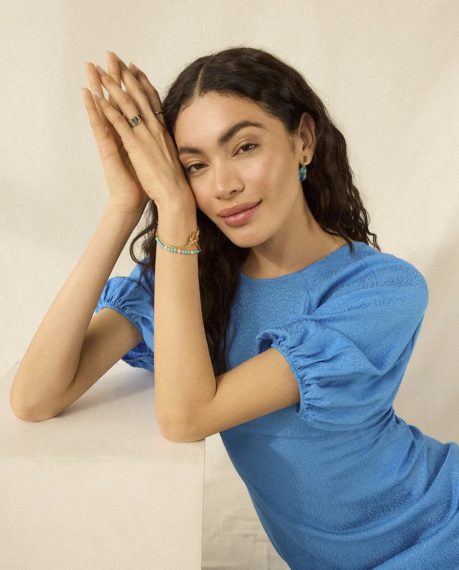 Pendientes Elegant de plata de ley bañado en oro con dos colgantes de cristal azul y verde