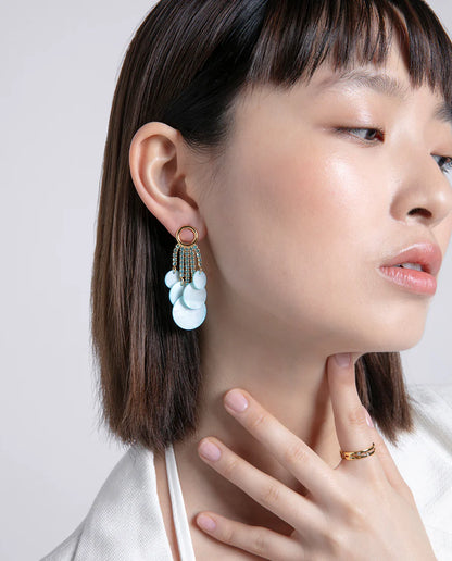 Pendientes de plata de ley bañados en oro con abanico de circonitas azules y madre perla azul