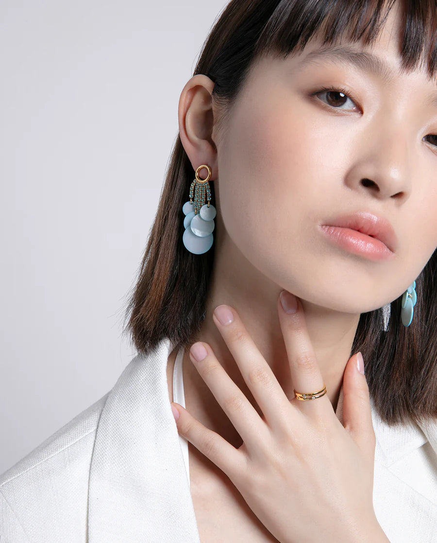 Pendientes de plata de ley bañados en oro con abanico de circonitas azules y madre perla azul