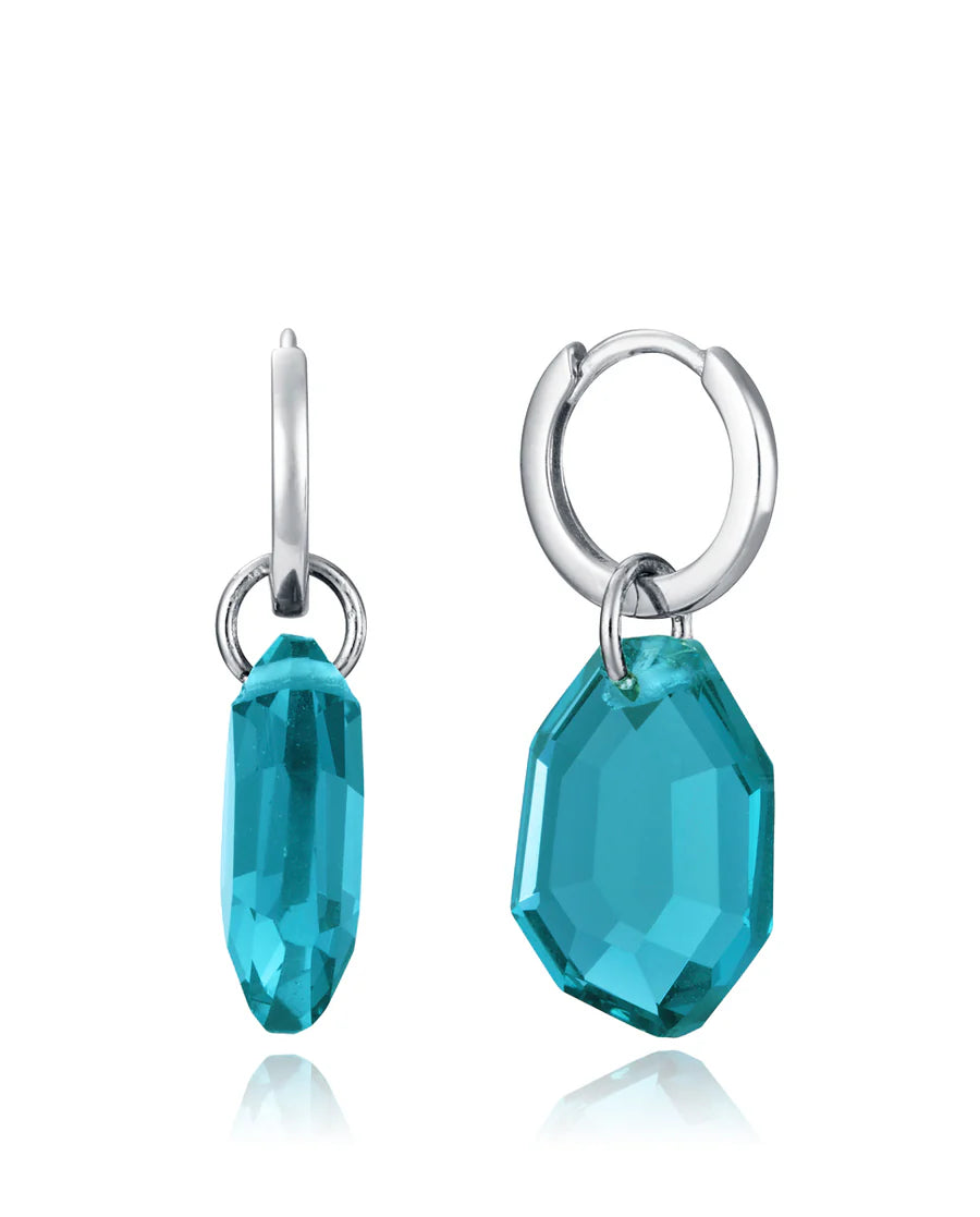 Pendiente de plata de primera ley con baño de rodio y aro con golgante de cristal azul