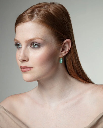 Pendiente de plata de primera ley con baño de rodio y aro con golgante de cristal azul