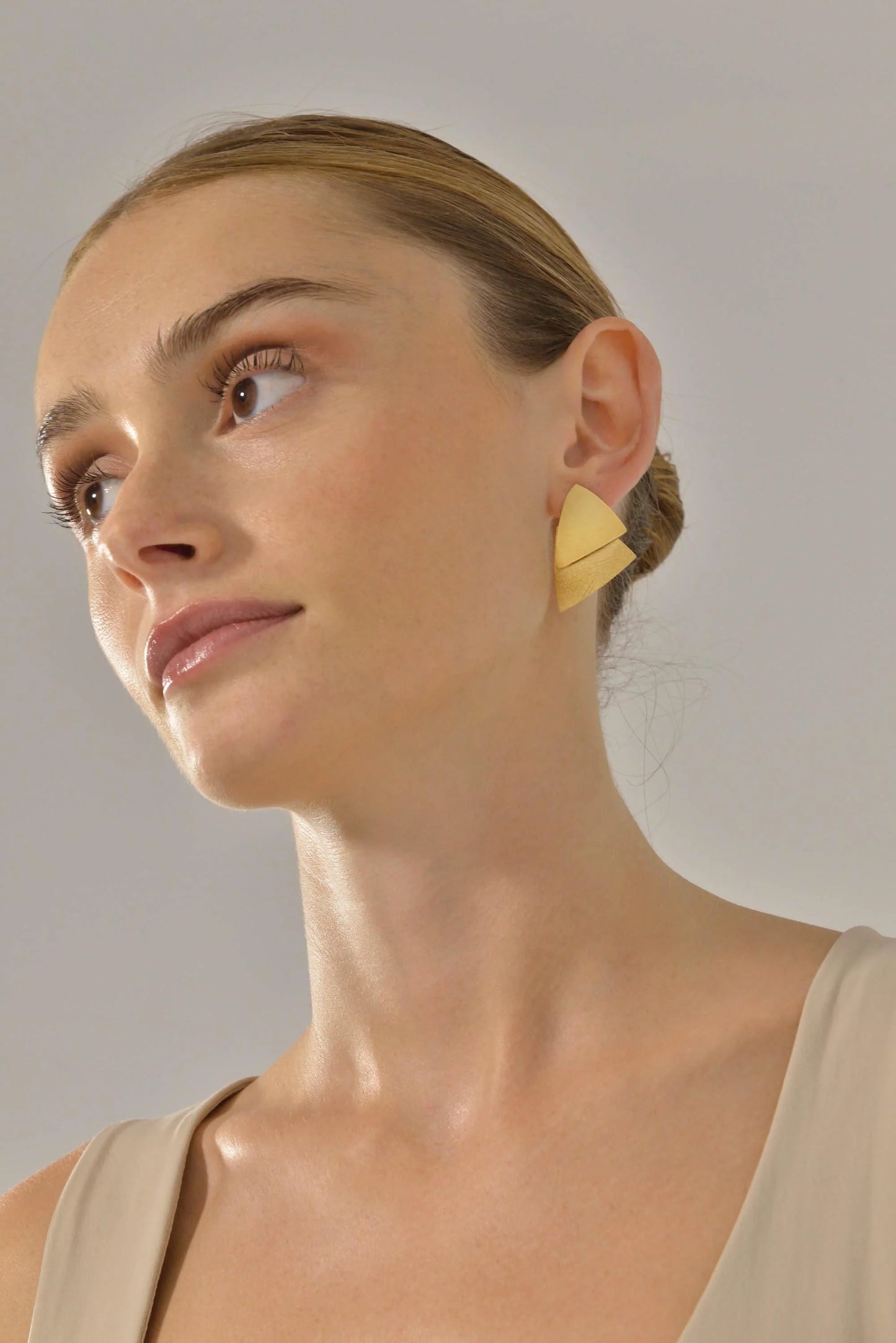 PENDIENTES PLATA CHAPADO DORADO TRIANGULO UNO LISO UNO DIAMANTADO